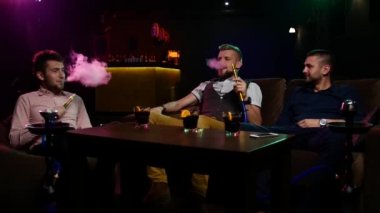 Grup Çocukları kantinde nargile içiyor. Yavaş çekim