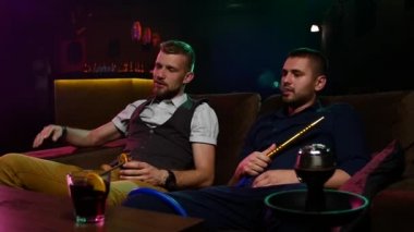 Erkekler dinlenme odasındaki Shisha Pipei 'den tüttürür. Yavaş çekim
