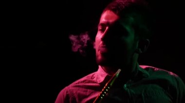 Lounge Cafe 'deki bir nargiledeki adam, Ağır çekim. siluet