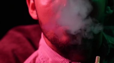 Duman bulutlu portre adam dudakları. Ağır çekim. siluet