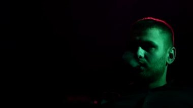 Shisha 'ların evinde nargileci bir adam. Ağır çekim. siluet