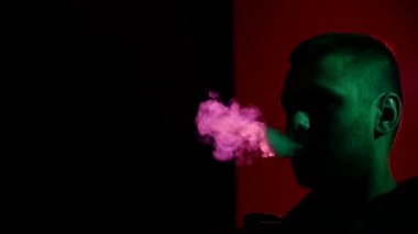 Adam Shisha 'ların evinde nargileyle dinleniyor. Ağır çekim. siluet