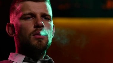 Restoranda sigara içen bir adam. Ağır çekim. siluet