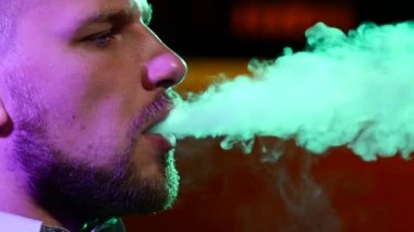 Restoranda shisha tüttüren adamın ağzı. duman üretir