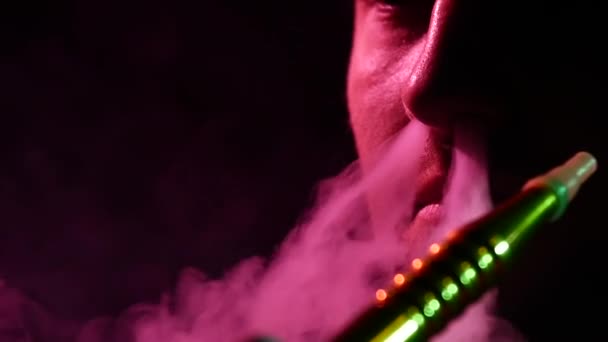 Man van een Hookah, slow motion. silhouet — Stockvideo