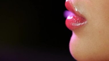 Güzel bir kadın nargile içiyor. Kapatın. Yan görünüş. Yavaş çekim