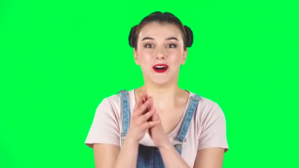 Menina com dois pães de cabelo bate palmas com wow feliz na tela verde. Movimento lento — Vídeo de Stock
