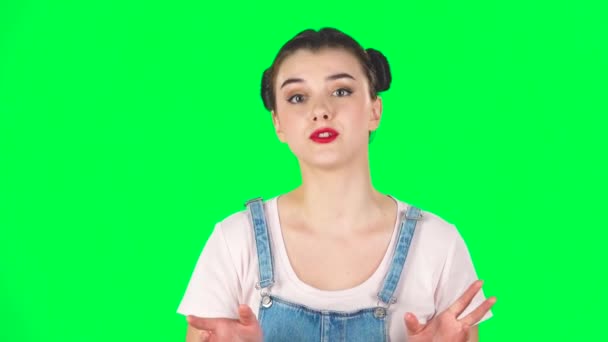 Schöne Mädchen mit zwei Bonnhaaren berichtet und erzählt eine Menge interessanter Informationen. Zeitlupe — Stockvideo
