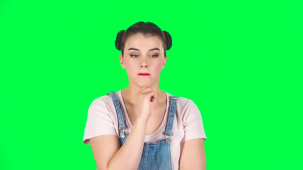 Jong meisje denkt aan iets, en dan komt er een idee naar haar toe, slow motion — Stockvideo