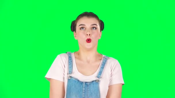 Mooi zoet meisje bevroor en proberen om warm te houden tegen groen scherm, slow motion — Stockvideo