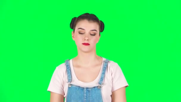 Flickan visar ett ok tecken, sedan sätter sitt finger till munnen, underteckna tystare, slow motion — Stockvideo