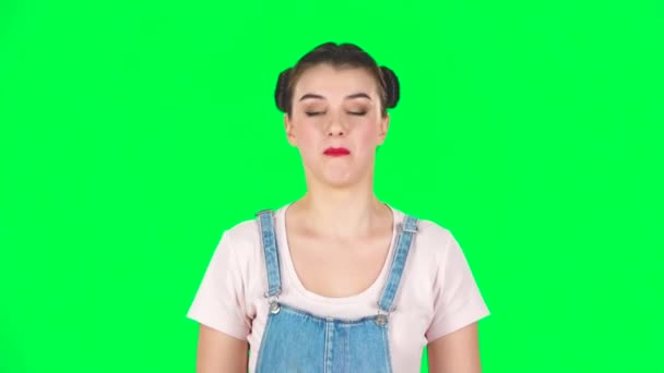 Fille à la mode pose pour caméra fait des visages drôles sur l'écran vert au studio, au ralenti — Video