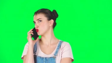Boredon yeşil ekranlı, yavaş çekim telefonla konuşan kadın.
