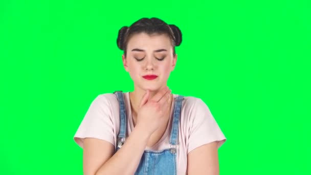 Flicka fick en kall, öm hals och huvud, hosta på grön skärm i studio, slow motion. — Stockvideo