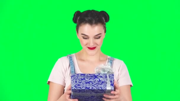 Bella ragazza tiene regalo è sorpreso e molto felice sullo schermo verde, al rallentatore — Video Stock