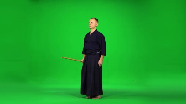 Guerreiro masculino Kendo praticando arte marcial com o bokken de bambu na tela verde . — Vídeo de Stock