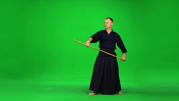 Мужской воин Кендо практикующий боевое искусство с бамбуковым боккеном на зеленом экране . — стоковое видео