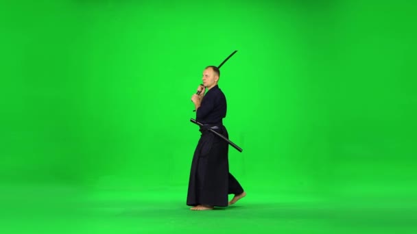 Guerreiro masculino Kendo praticando arte marcial com o bokken de bambu na tela verde . — Vídeo de Stock