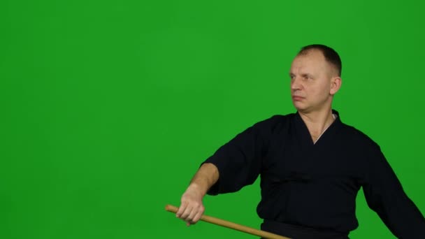 Mužský bojovník Kendo cvičí bojové umění s bambusovým zadkem na zelené obrazovce. Zavřít — Stock video