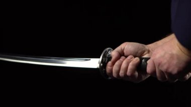 Katana yakın plan siyah arkaplanda