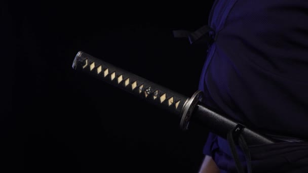 Samurajski miecz katana w ręku. Miecz Katana trzymający w ręku samuraja przygotowuje się do lotu — Wideo stockowe
