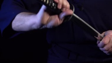 Samuray kılıcı ellerinde. Katana kılıcı Samuray 'ın elinde. Uçmaya hazır ol.