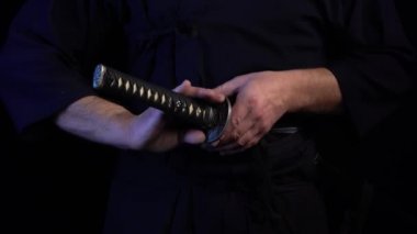 Samuray kılıcı ellerinde. Katana kılıcı Samuray 'ın elinde. Uçmaya hazır ol.