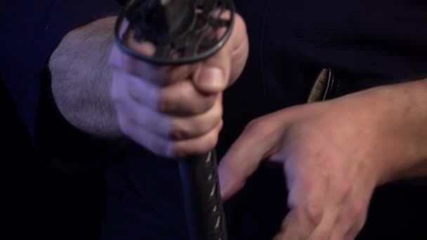 Samurai-Schwert Katana in der Hand. Katana-Schwert in Samurai-Hand zum Fliegen bereiten — Stockvideo