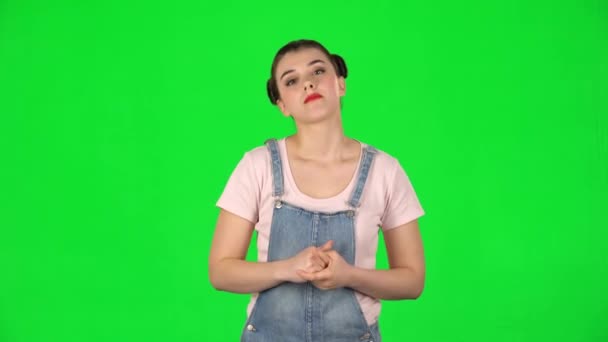 Girl stands waiting on a green screen — Stock Video