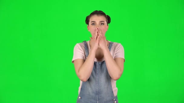 Ragazza è molto sorpreso e sconvolto sullo schermo verde in studio — Video Stock