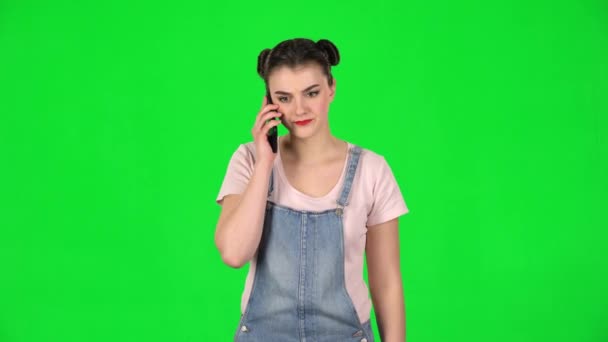 Девушка гневно говорит по телефону, доказывает что-то на зеленом экране — стоковое видео