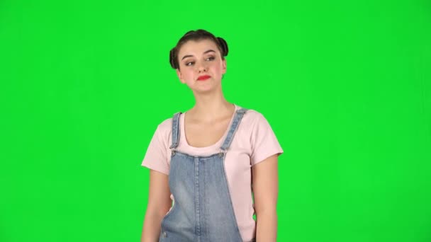 Verspieltes Mädchen witzig kokettiert und bläst einen Kuss auf die grüne Leinwand — Stockvideo
