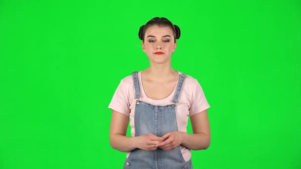 Fille écoute avec approbation et montre un signe Like sur l'écran vert — Video