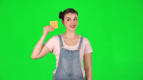 Meisje holding papier stok uiten verschrikkelijk stemming dan neemt een andere uiten goed humeur — Stockvideo
