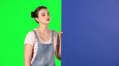 Mavi, boş bir levhanın arkasından dışarı bakan kadın ona baktı ve onaylamayan bir şekilde kafasını salladı.