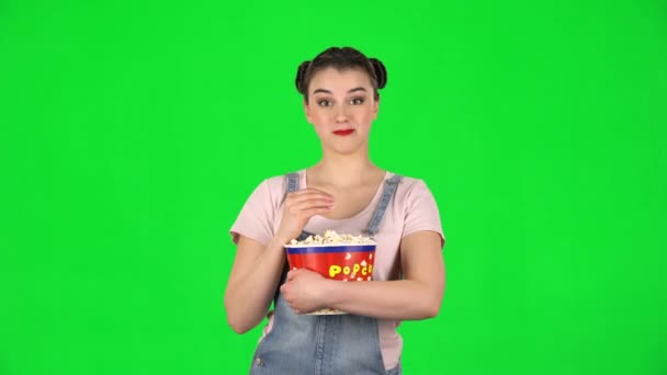 Sladká dívka žvýká popcorn při sledování filmu a smíchu — Stock video