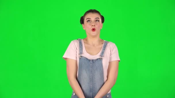 Cantik gadis manis membeku dan mencoba untuk tetap hangat terhadap layar hijau — Stok Video