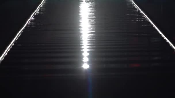 Prázdný bazén s lunární cestou vody a děliče stopy pro koupání. Noční snímek. — Stock video