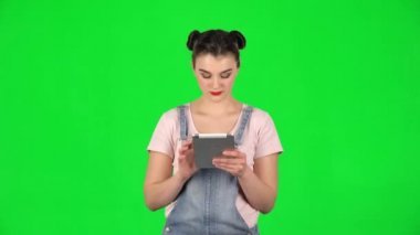 Üzgün kadın stüdyodaki tablet bilgisayarından bilgi okuyor..