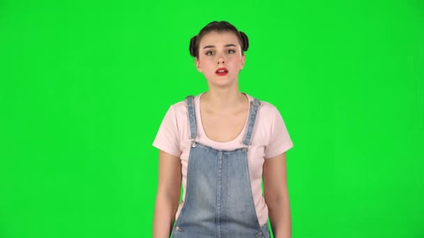 스튜디오에 녹색 화면에 있는 사람을 부르는 소녀 — 비디오