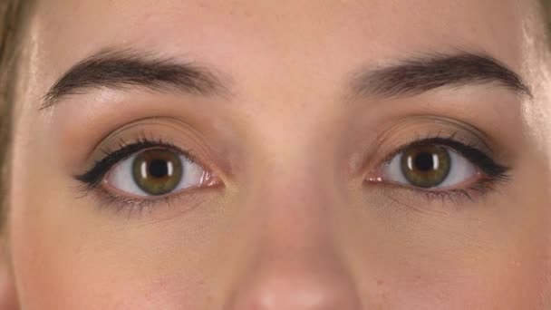 Close up de olhos de menina bonita marrom. Macro — Vídeo de Stock