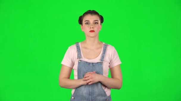 Shocked woman with fear in eyars on green screen — Stock Video