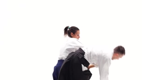 Sportovec a žena cvičí aikido, izolované na bílém. — Stock video