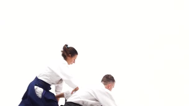 Atleta y mujer practicando aikido, aislados en blanco . — Vídeo de stock