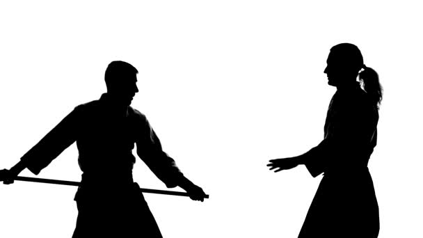 Sylwetki, chłopaki wykonujący aikido używając bokken. Odizolowana, biała. Zwolnij trochę. Zamknij się.. — Wideo stockowe
