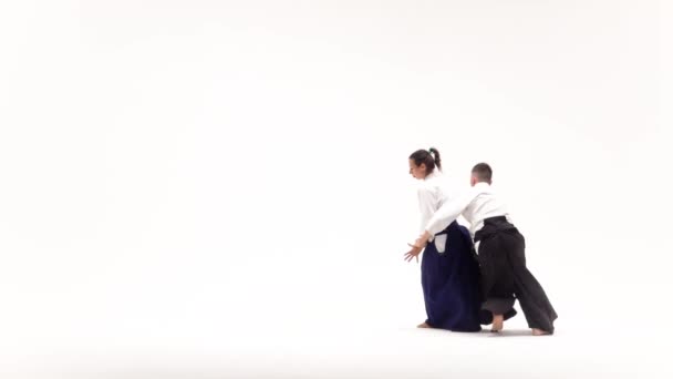 นักกีฬาและผู้หญิงฝึกไอกิโด แยกกันบนสีขาว การเคลื่อนไหวช้า . — วีดีโอสต็อก
