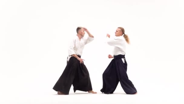 Twee kerels die aikido laten zien met tanto. Geïsoleerd, blank. Sluit maar af. Langzame beweging. — Stockvideo