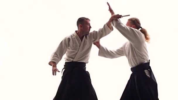 Twee kerels die aikido laten zien met tanto. Geïsoleerd, blank. Sluit maar af. Sluit maar af. Langzame beweging. — Stockvideo