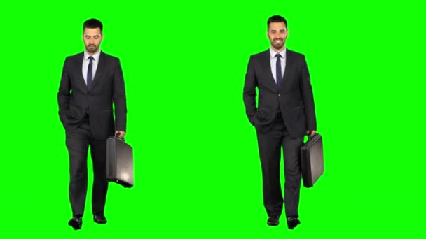 Üzletember bőrönddel sétál a zöld vásznon. Két felvétel..