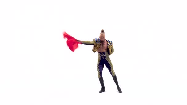 Torero dalam setelan biru dan emas atau khas Spanyol bullfighter terisolasi di atas latar belakang studio putih . — Stok Video